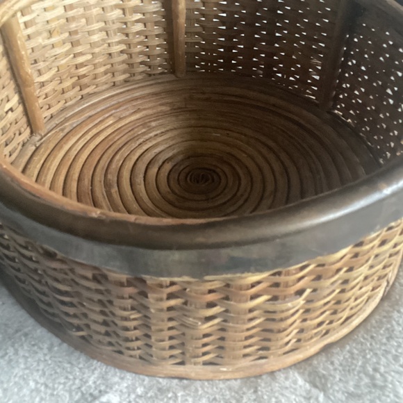 VINTAGE ROUND BRUTALIST, PRIMITIVE WOVEN & COPPER METAL RIMMED BASKET - Picture 7 of 10